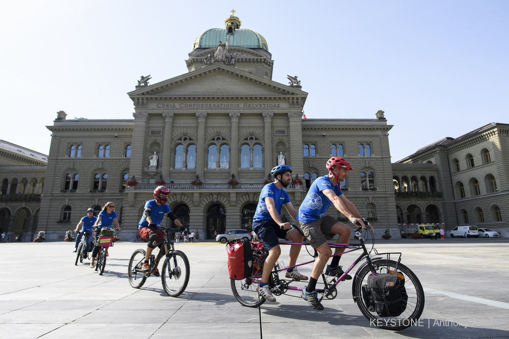 L'arrêté fédéral sur les voies cyclables et les chemins et sentiers pédestres est mieux accueilli en Suisse alémanique.