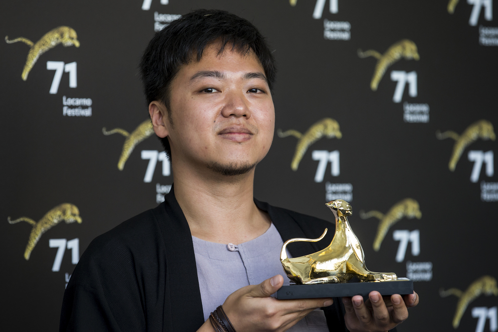 Le réalisateur Siew Hua Yeo pose avec son Léopard d'or.