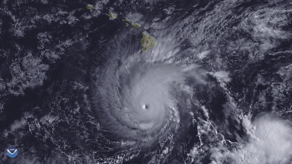 "L'oeil de l'ouragan devrait aller très près, ou même passer au-dessus, des principales îles d'Hawaï entre jeudi et samedi", selon le service météorologique national (NWS).