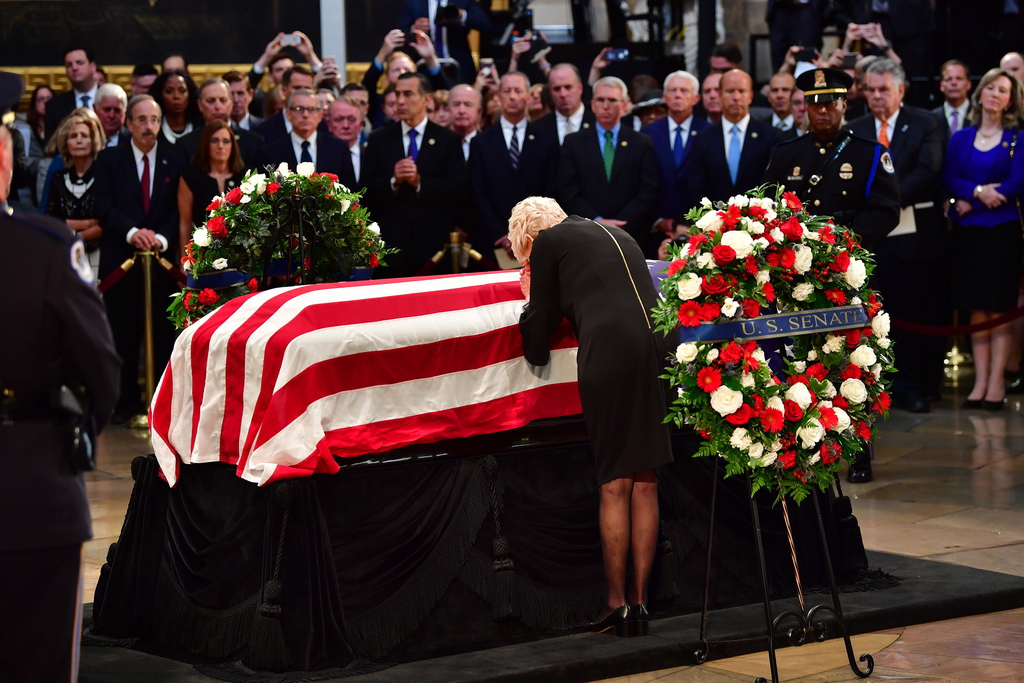Cindy McCain, épouse de l'ancien sénateur républicain, lui rend un dernier hommage.