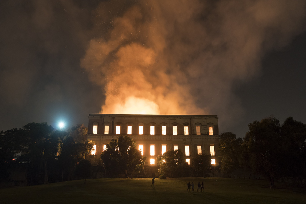 Malgré l'envoi rapide de pompiers, le feu a gagné les centaines de salles du musée, détruisant tout sur son passage.