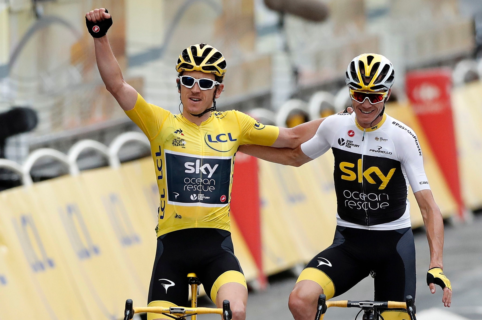 epa06917950 Team Sky rider Geraint Thomas (L) of Britain, wearing the overall leader yellow jersey, celebrates his win with Chris Froome (R) of Britain following the 21st and final stage of the 105th edition of the Tour de France cycling race over 116km between Houilles and Paris, France, 29 July 2018.  EPA/CHRISTOPHE PETIT TESSON FRANCE CYCLING TOUR DE FRANCE 2018