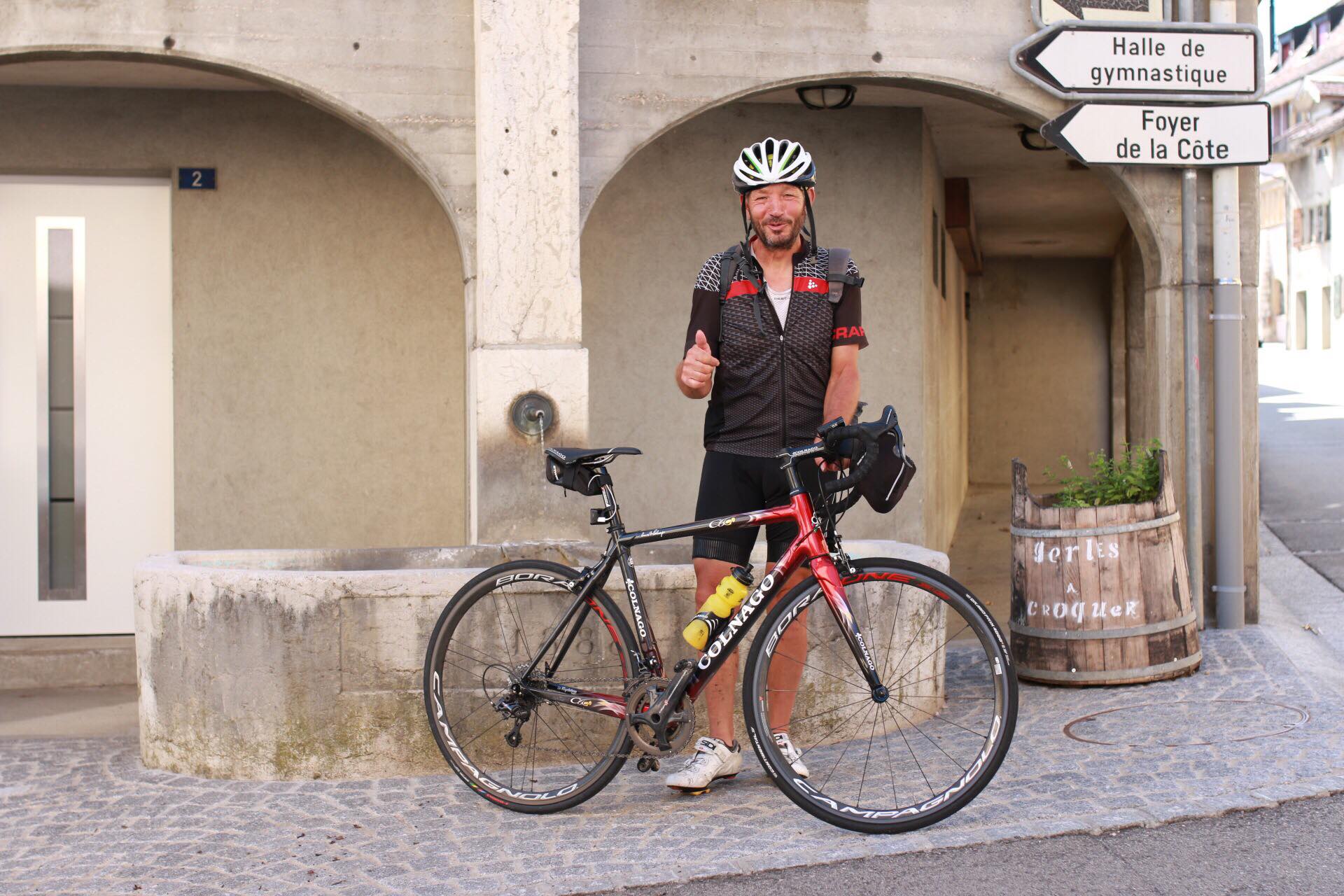 Carlos posant avec sa monture à son retour en terre neuchâteloise.