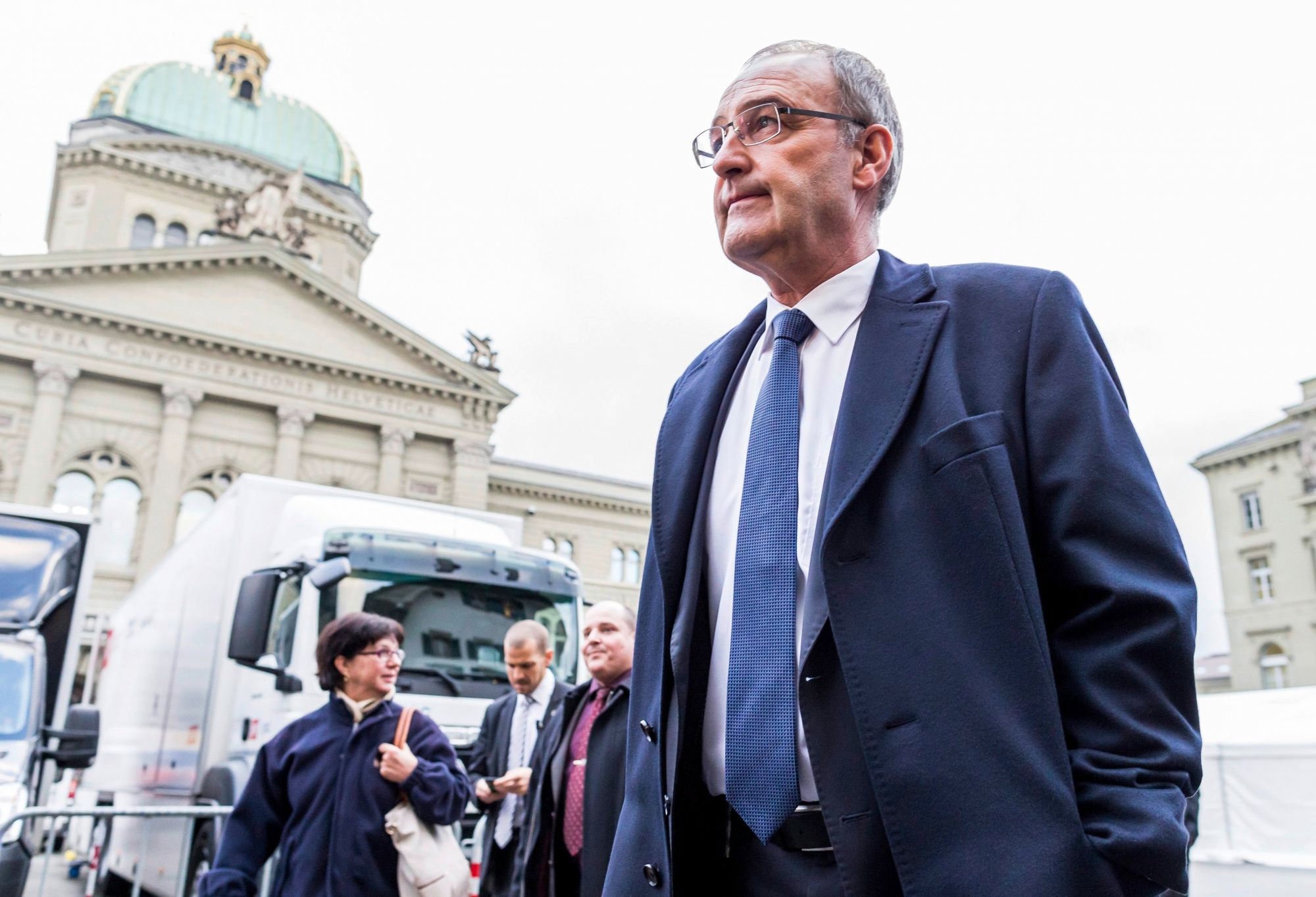 Der neugewaehlte Bundesrat Guy Parmelin (SVP) geht am Bundeshaus vorbei nach den Bundesratswahlen am Mittwoch, 9. Dezember 2015, in Bern. (KEYSTONE/Thomas Hodel) SCHWEIZ BUNDESRATSWAHLEN 2015