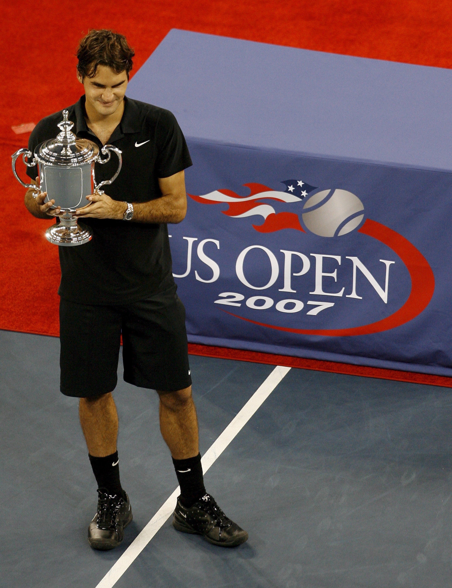 epa01115771 Roger Federer of Switzerland holds up the championship trophy after defeating Novak Djokovic of Serbia to win the men's final on the last day of the 2007 US Open tennis tournament in Flushing Meadows, New York, USA, 09 September 2007.  EPA/JASON SZENES USA TENNIS US OPEN