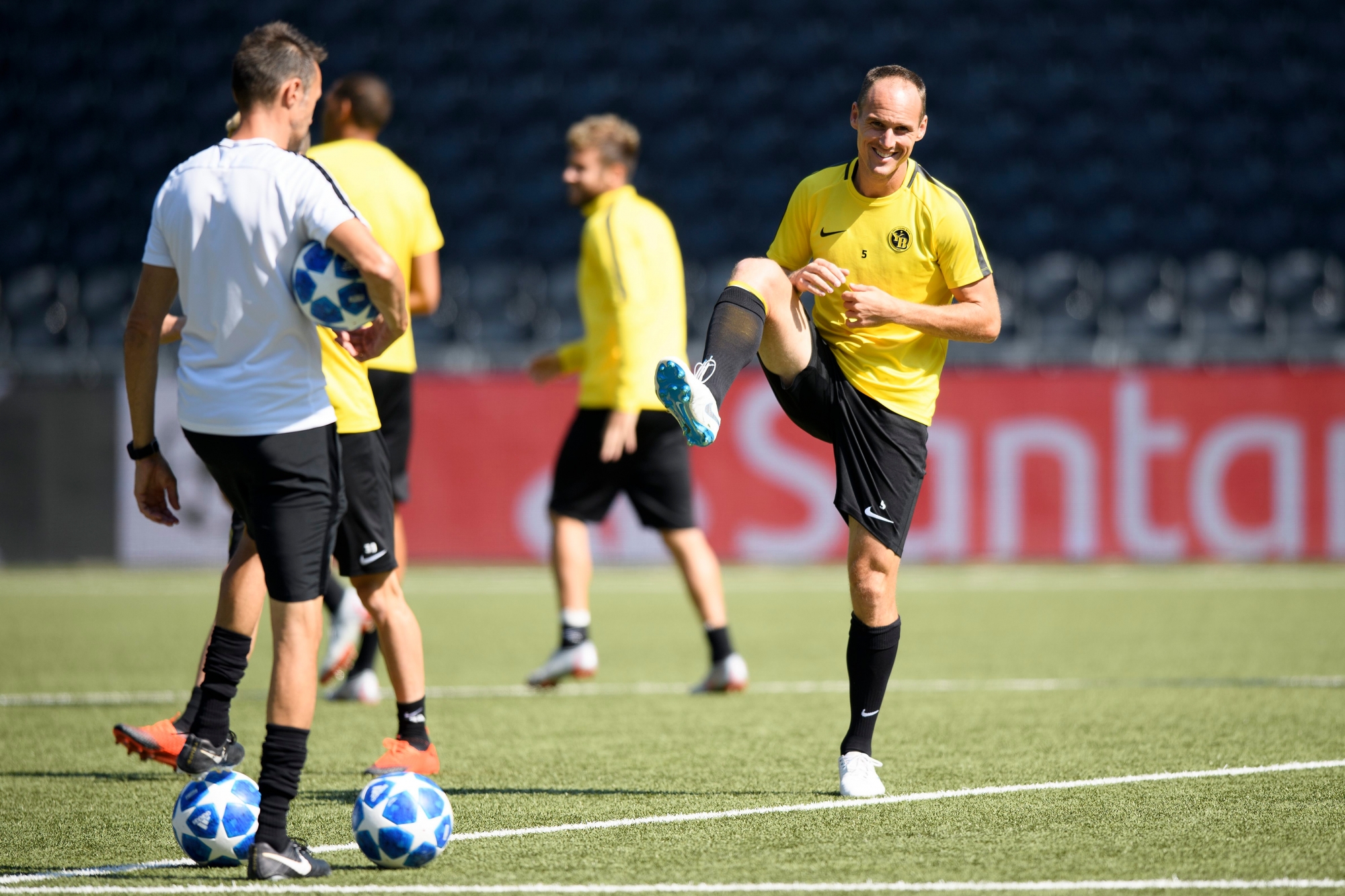 YB's Steve von Bergen in action during a training session one day prior to the UEFA Champions League playoff match between Switzerland's BSC Young Boys and Croatia's Dinamo Zagreb, in the Stade de Suisse Stadium in Bern, Switzerland, on Tuesday, August 21, 2018. (KEYSTONE/Anthony Anex) SWITZERLAND SOCCER CHAMPIONS LEAGUE YB