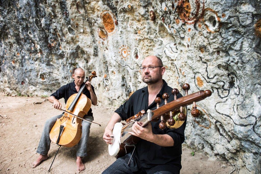 Jacques Bouduban (à gauche) et Olivier Nussbaum avec leurs cello et sarod. A voir et surtout entendre à Môtiers et à La Chaux-de-Fonds.