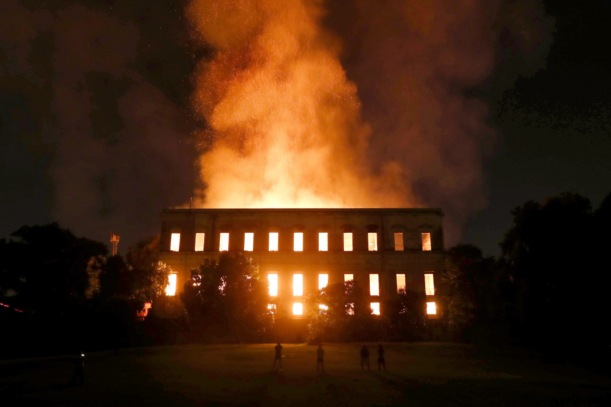 epa06993728 A fire burns inside the National Museum of Rio de Janeiro in Rio de Janeiro, Brazil, 02 September 2018. The museum houses some 20 million pieces that date back to the Brazilian imperial era. Authorities have said the cause of the fire is still unknown. No injuries have been reported.  EPA/MARCELO SAYAO BRAZIL MUSEUMS FIRE