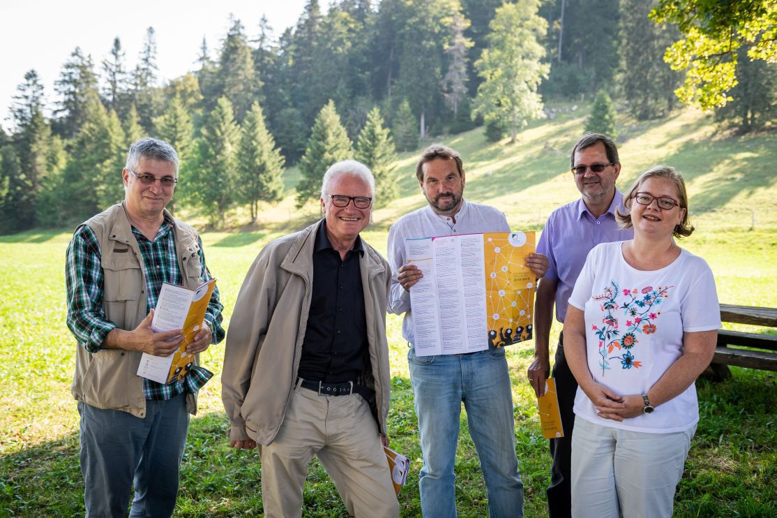 Des responsables de l’Université populaire neuchâteloise ont présenté leur programme aux Gümmenen, près de Tête-de-Ran. De gauche à droite, Jean-Marie Mangilli, André Feller, Jean-Luc Renck, Philippe Merz et Mariachiara Vannetti.