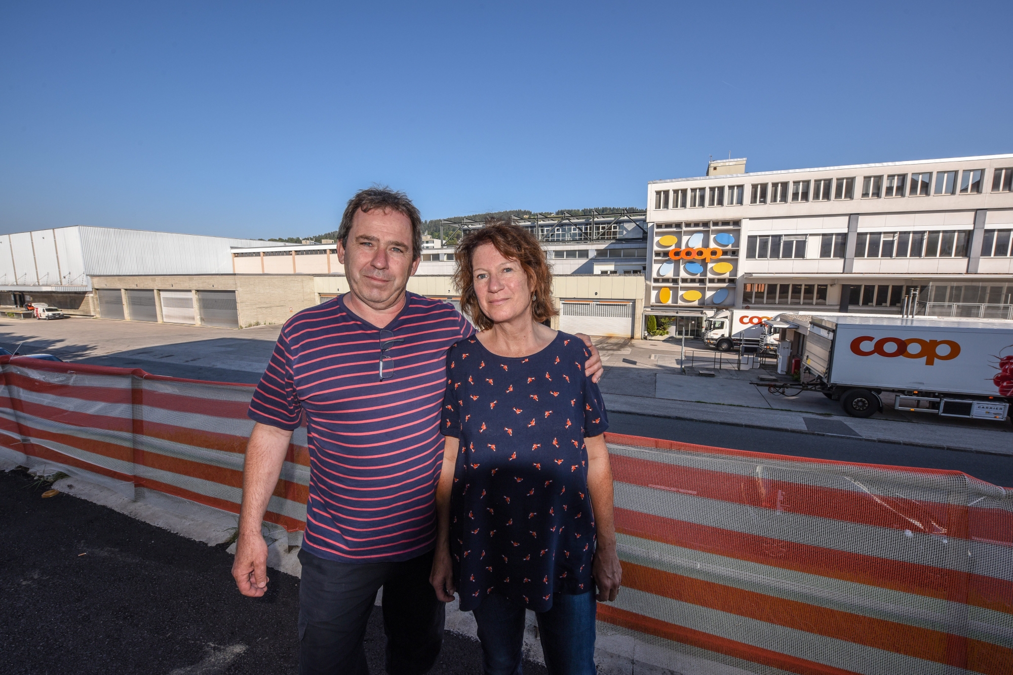 Ursula et Pascal Pellaton devant leur immeuble récemment rénovés à la rue du Commerce. Avec la centrale Coop à moins de 100 mètres.