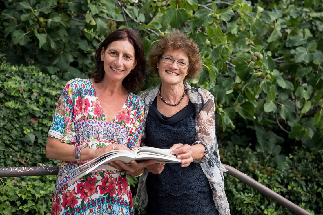 Danièle Golan-Meyer, à gauche, et Denise Bovet-Buffat, avec leur livre de témoignages.