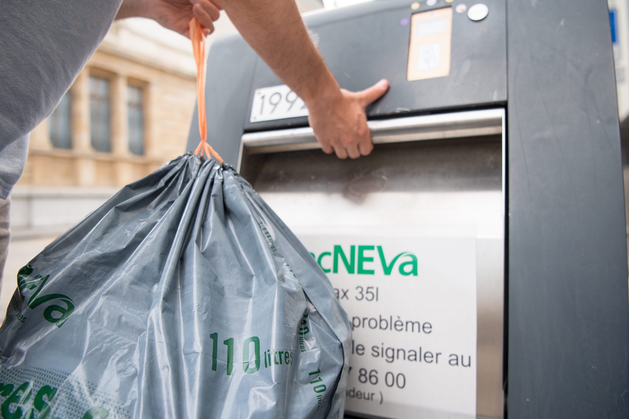 Les sacs poubelles de plus de 35 litres n'entrent pas dans les moloks de Neuchâtel.