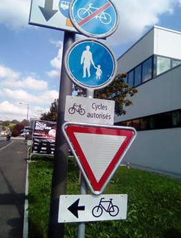 Trois panneaux en un pour les cyclistes à la sortie du Locle...
