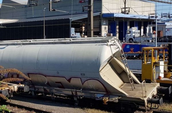 Six wagons sont accidentés et devaient être vidés de leur contenu. 