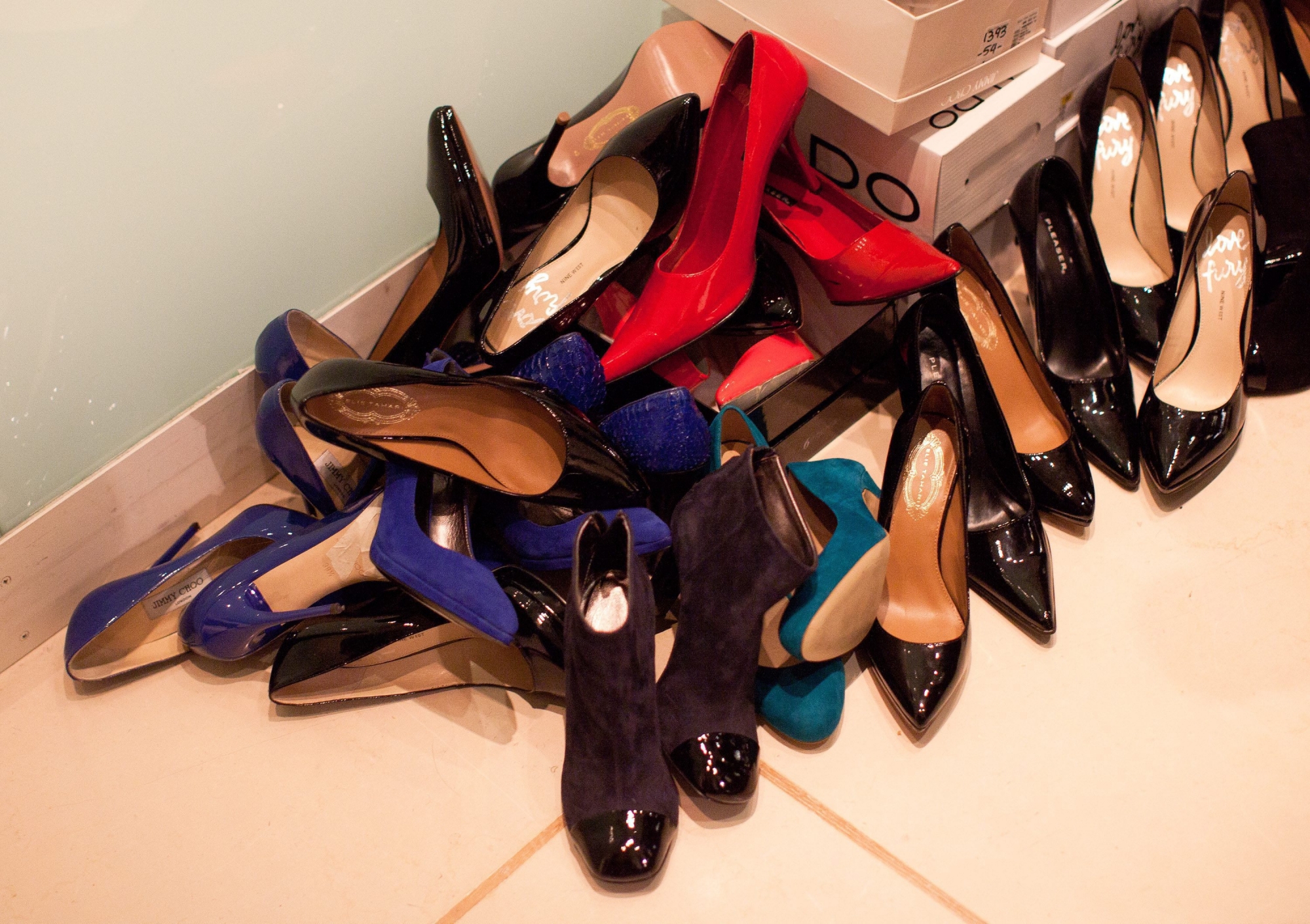La consternation était de taille pour l'épouse trentenaire en constatant qu’il lui manquait une chaussure de chaque paire. 