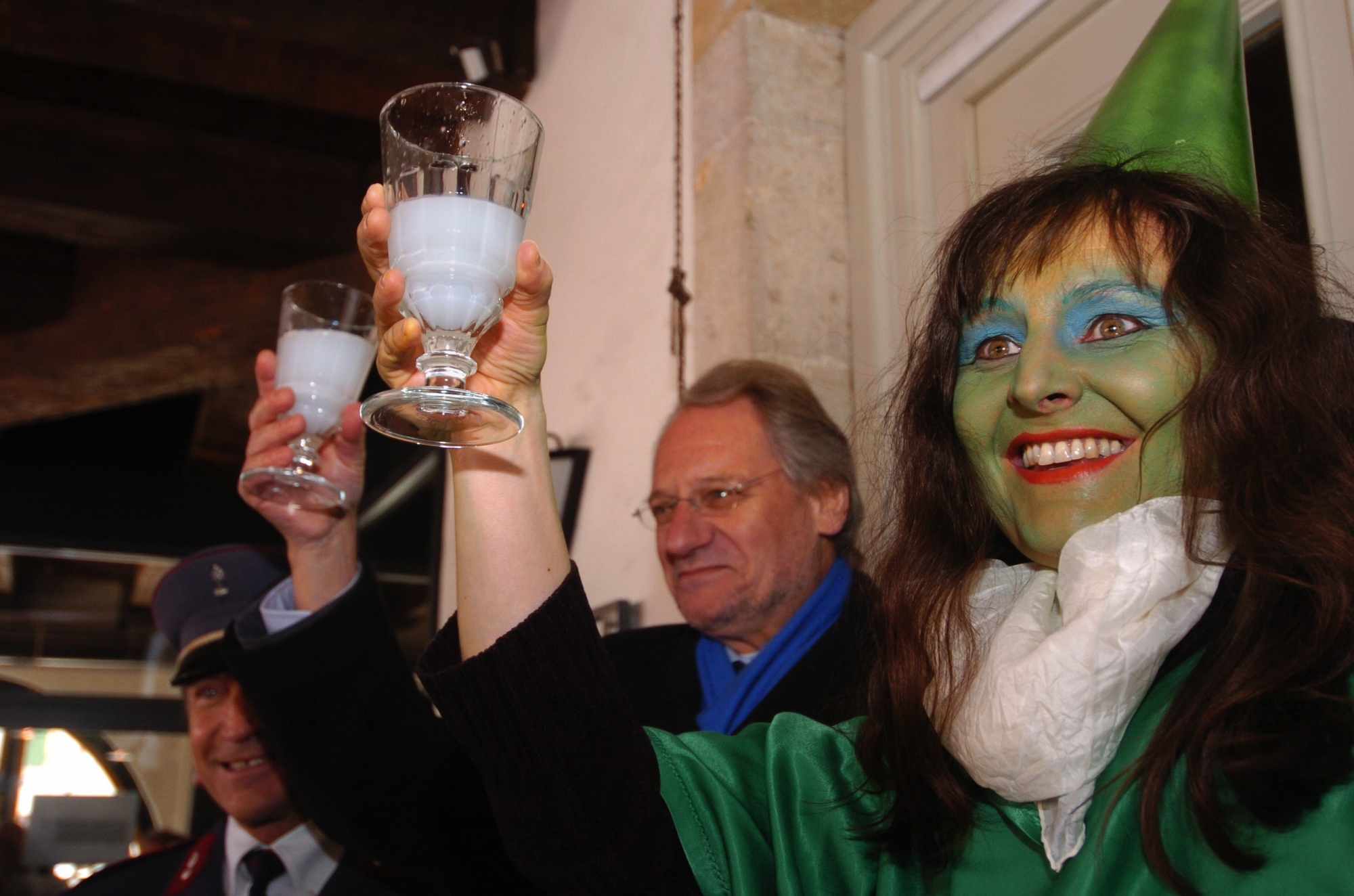 le 1er mars 2005, la fée vert est libre. Le conseiller d’Etat Bernard Soguel s’en réjouit et trinque avec la population, réunie à Môtiers pour célébrer la légalisation de l’absinhte, près d’un siècle après son interdiction.