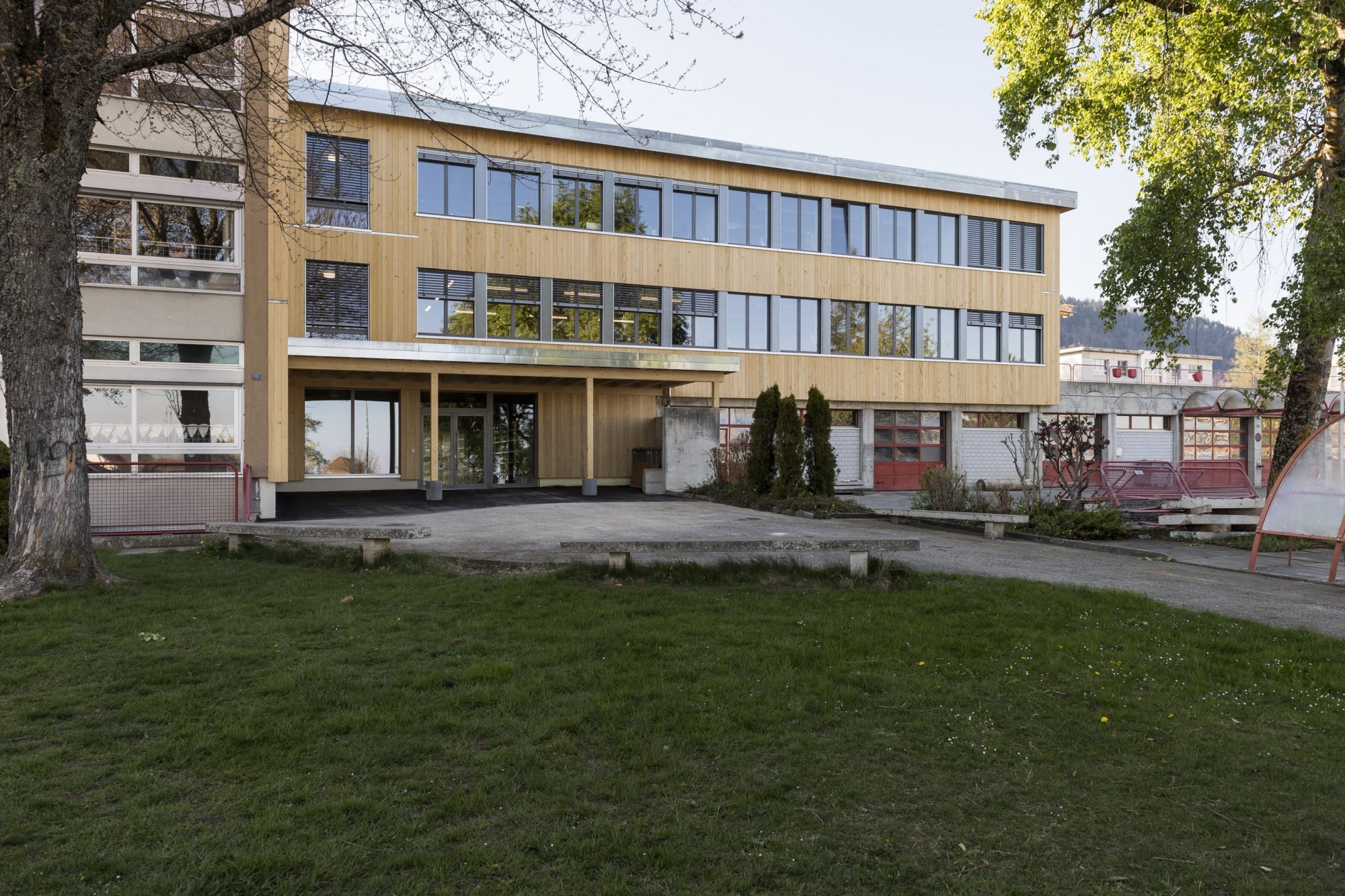 Le collège du Lynx – agrandi en 2016 avec l'ajout d’un nouvelle structure scolaire – fait partie des constructions qui n’auraient pas dû voir le jour aux Geneveys-sur-Coffrane.
