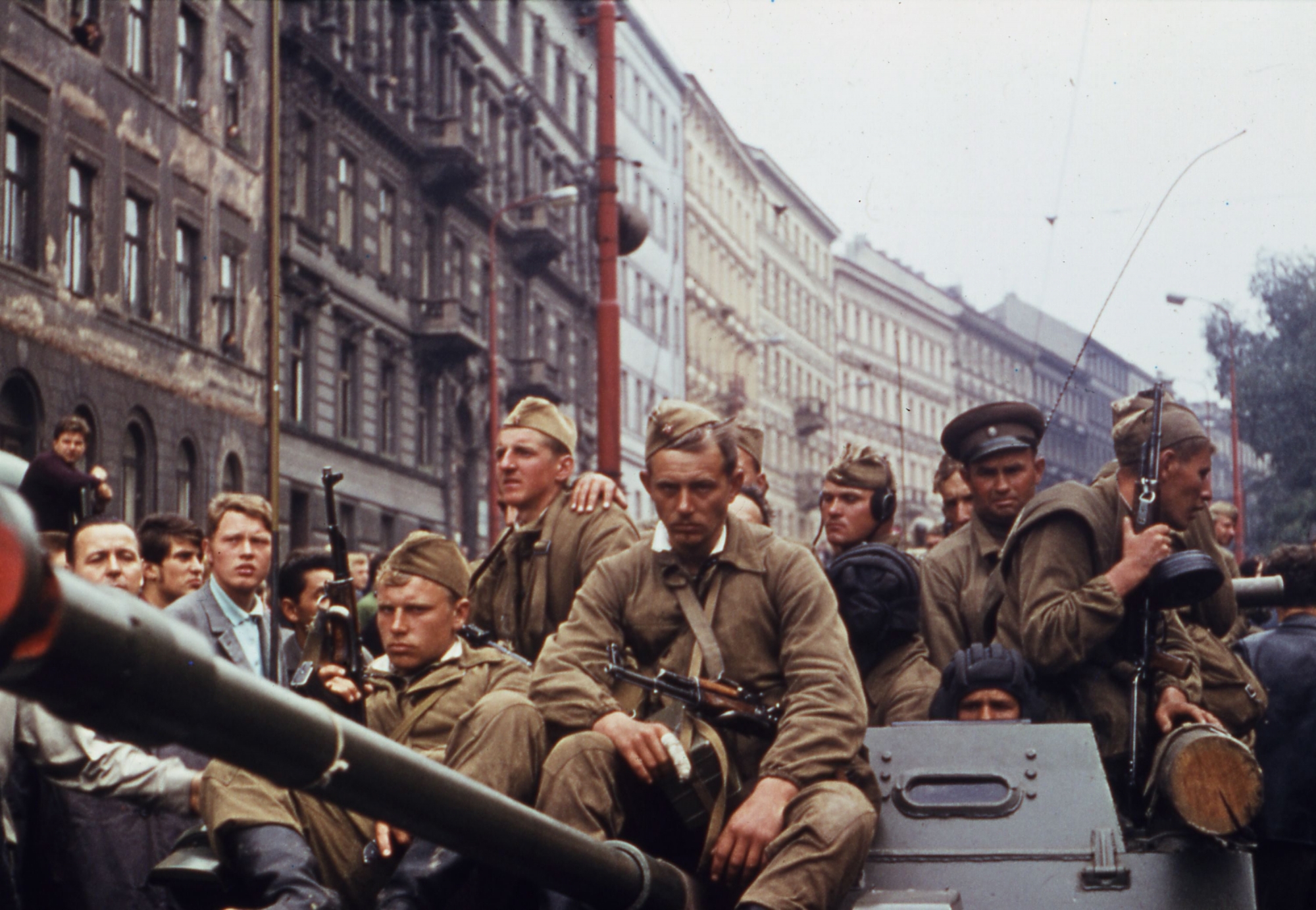 Le 21 août 1968, les chars soviétiques envahissent la Tchécoslovaquie et mettent fin au Printemps de Prague.