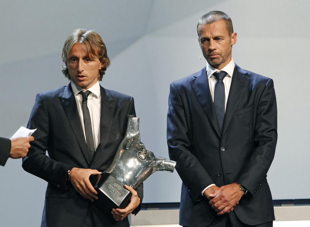 Luka Modric (gauche) remporte le prestigieux trophée.