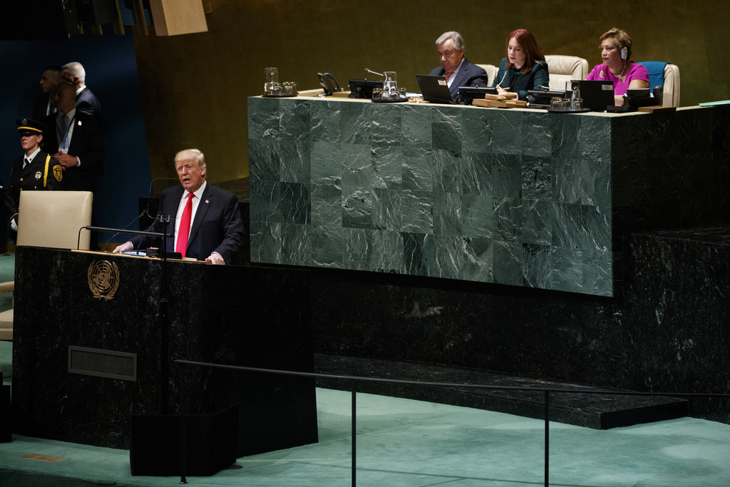 En réaction aux rires, Trump a souri puis continué son discours d'une trentaine de minutes. 