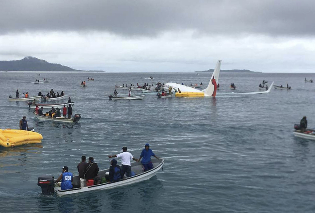 Les habitants se sont pressés sur les lieux à bord de petites embarcations pour récupérer les 35 passagers et 12 membres d'équipage de l'avion en perdition.