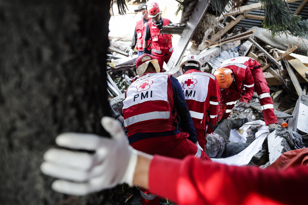 L'Indonésie a accepté lundi l'aide que lui proposent plusieurs pays après le séisme et le tsunami qui ont dévasté l'île des Célèbes.