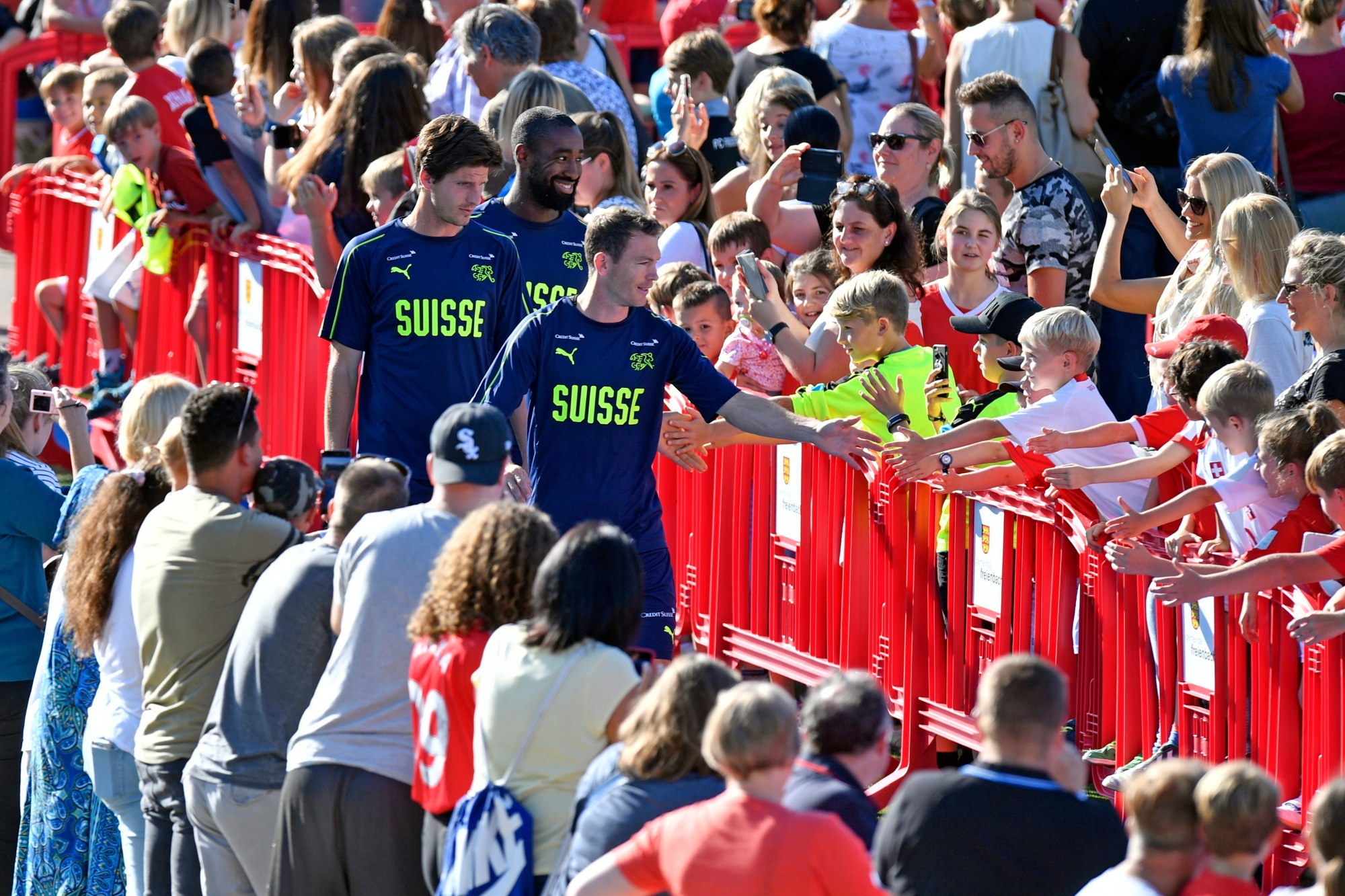 Timm Klose, links, und Stephan Lichtsteiner, rechts,  bestuermt von Fans vor dem Training mit der Schweizer Fussball-Nationalmannschaft in Freienbach (SZ) am Mittwoch, 5. September 2018. (KEYSTONE/Walter Bieri) SCHWEIZ FUSSBALL NATIONALMANNSCHAFT TRAINING