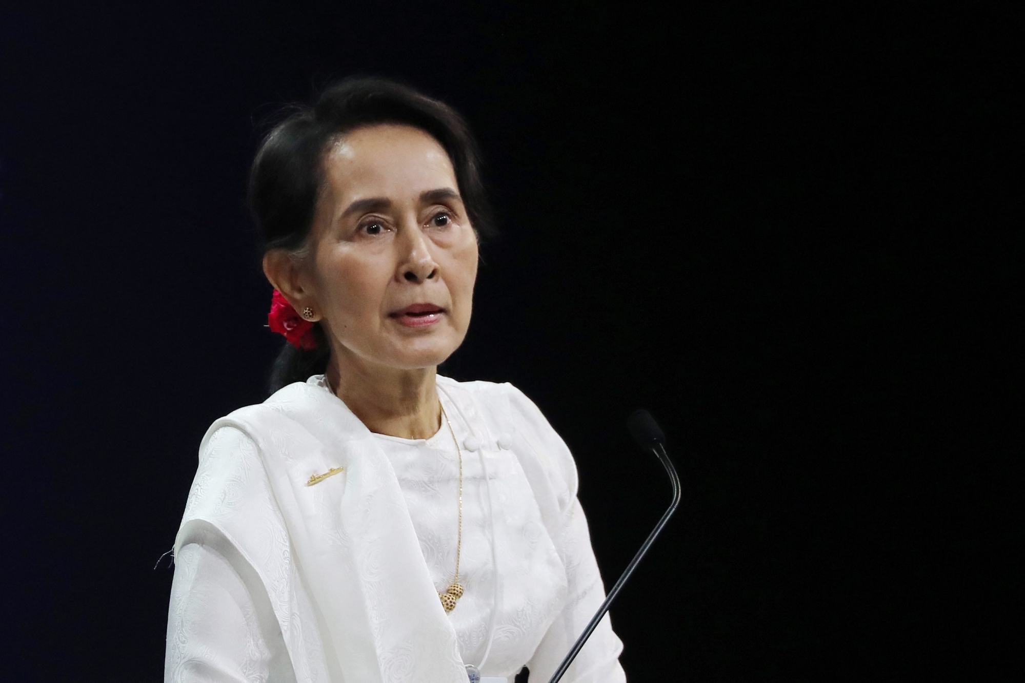 epa07016256 Myanmar's State Counsellor Aung San Suu Kyi (R) speaks during the World Economic Forum on ASEAN at the National Convention Center in Hanoi, Vietnam, 13 September 2018.  EPA/LUONG THAI LINH VIETNAM WORLD ECONOMIC FORUM ASEAN 2018