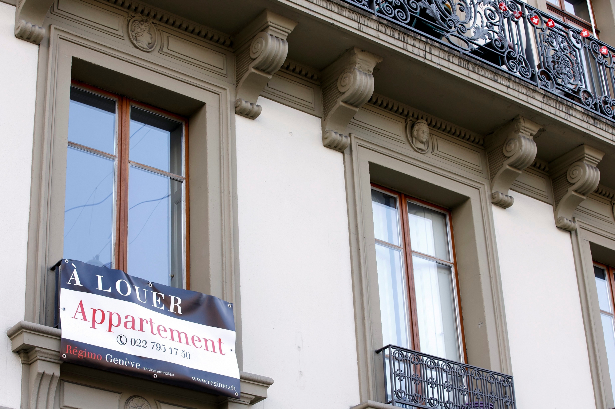 Un panneau "A Louer Appartement" est fixe sur la rambarde d'un balcon de l'immeuble qui abritait l'ancien squat Rhino, situe au boulevard des Philosophes, ce lundi 28 septembre 2015 a Geneve. (KEYSTONE/Salvatore Di Nolfi) SUISSE LOUER LOGEMENT APPARTEMENT