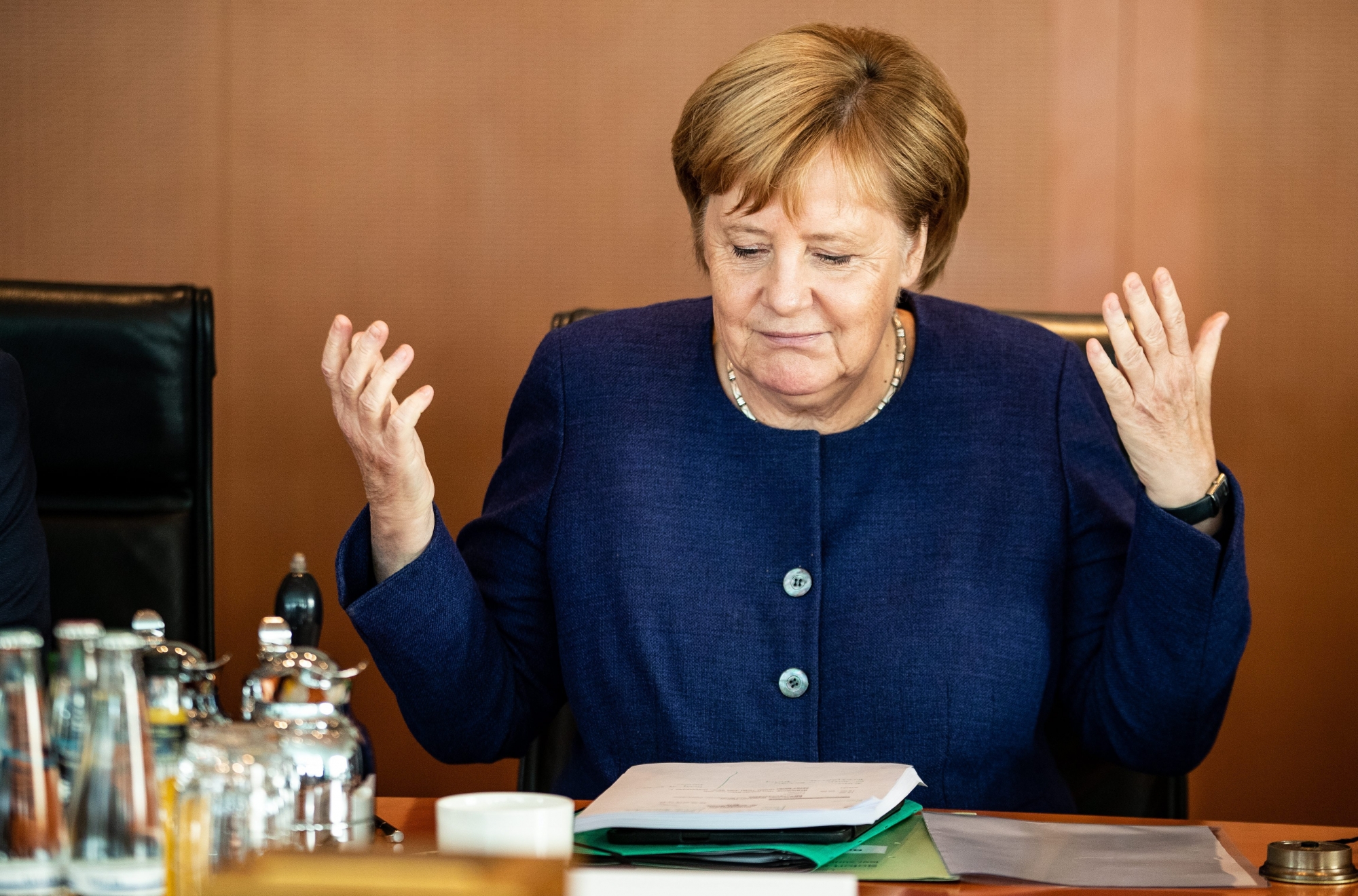 epa07047464 German Chancellor Angela Merkel during the beginning of the weekly meeting of the German Federal cabinet at the Chancellery in Berlin, Germany, 26 September 2018.  EPA/HAYOUNG JEON GERMANY  GOVERNMENT CABINET MEETING