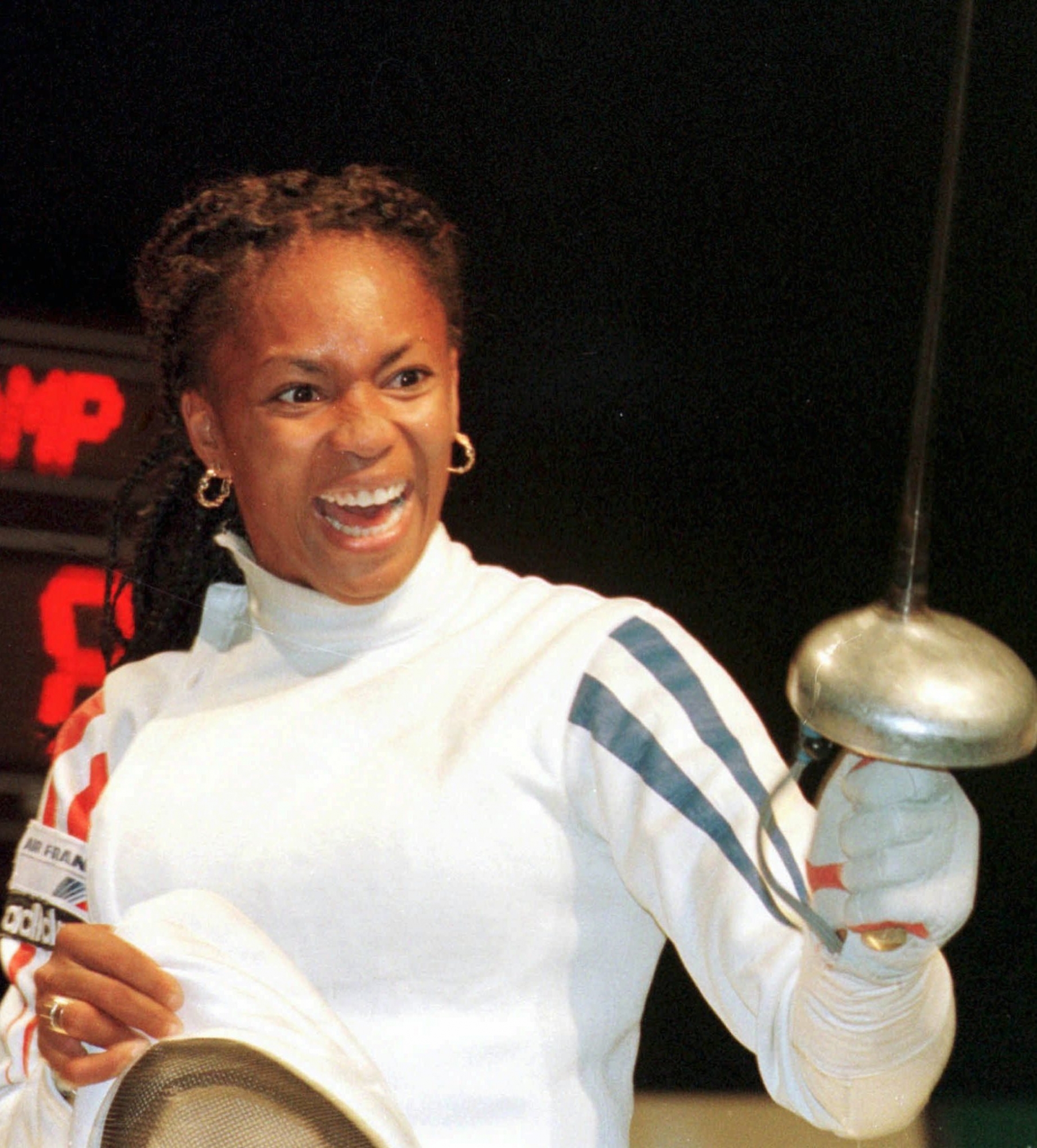 L’escrimeuse française Laura Flessel peut jubiler. Elle vient de remporter le titre de championne du monde à l’épée lors du tournois, qui s’est déroulé à La Chaux-de-Fonds en 1998.