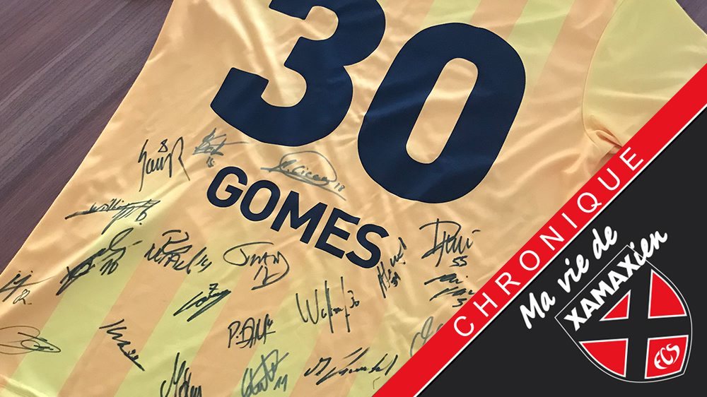 Ses coéquipiers xamaxiens ont offert un maillot dédicacé à Mike Gomes pour son anniversaire.