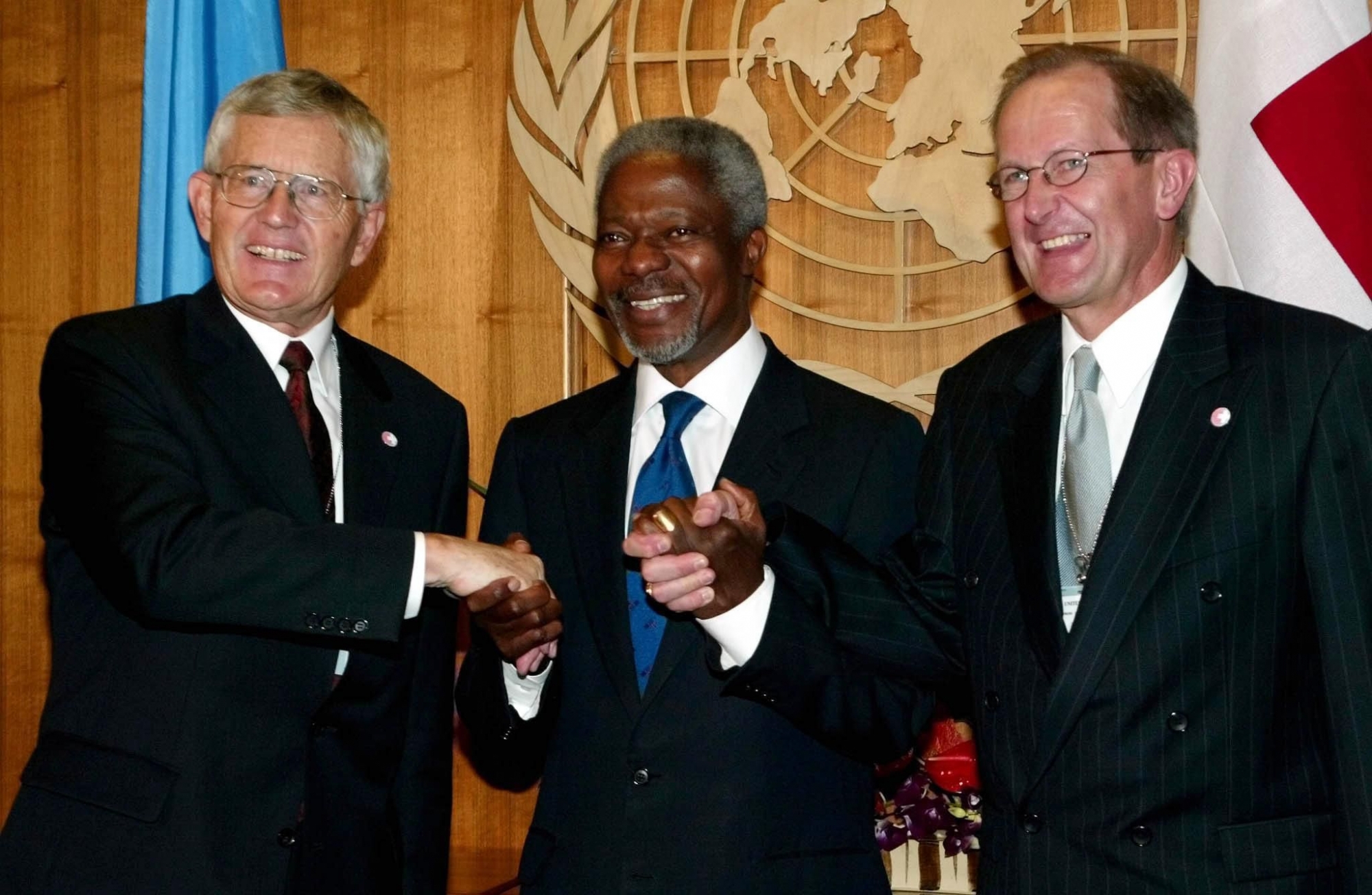 Le secrétaire général de l’ONU Kofi Annan accueille les conseillers fédéraux Kaspar Villiger (à gauche) et Joseph Deiss à New York.