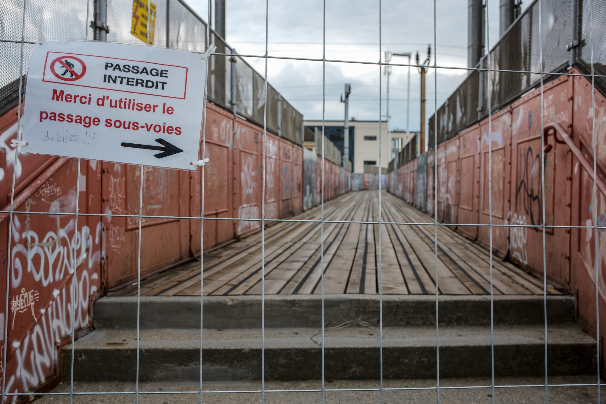 La passerelle de la gare de Neuchâtel est fermée.