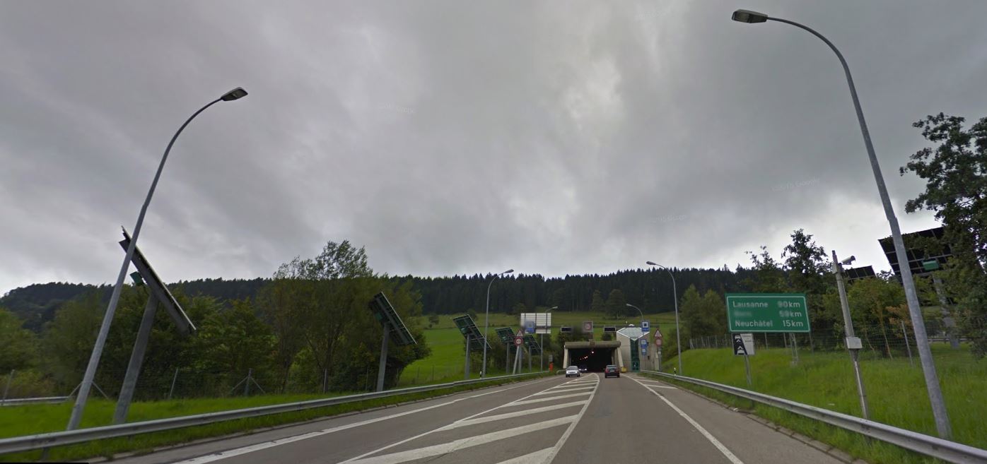 L'accident s'est produit entre le giratoire du Bas-du-Reymond et l’entrée du tunnel du Mont-Sagne.