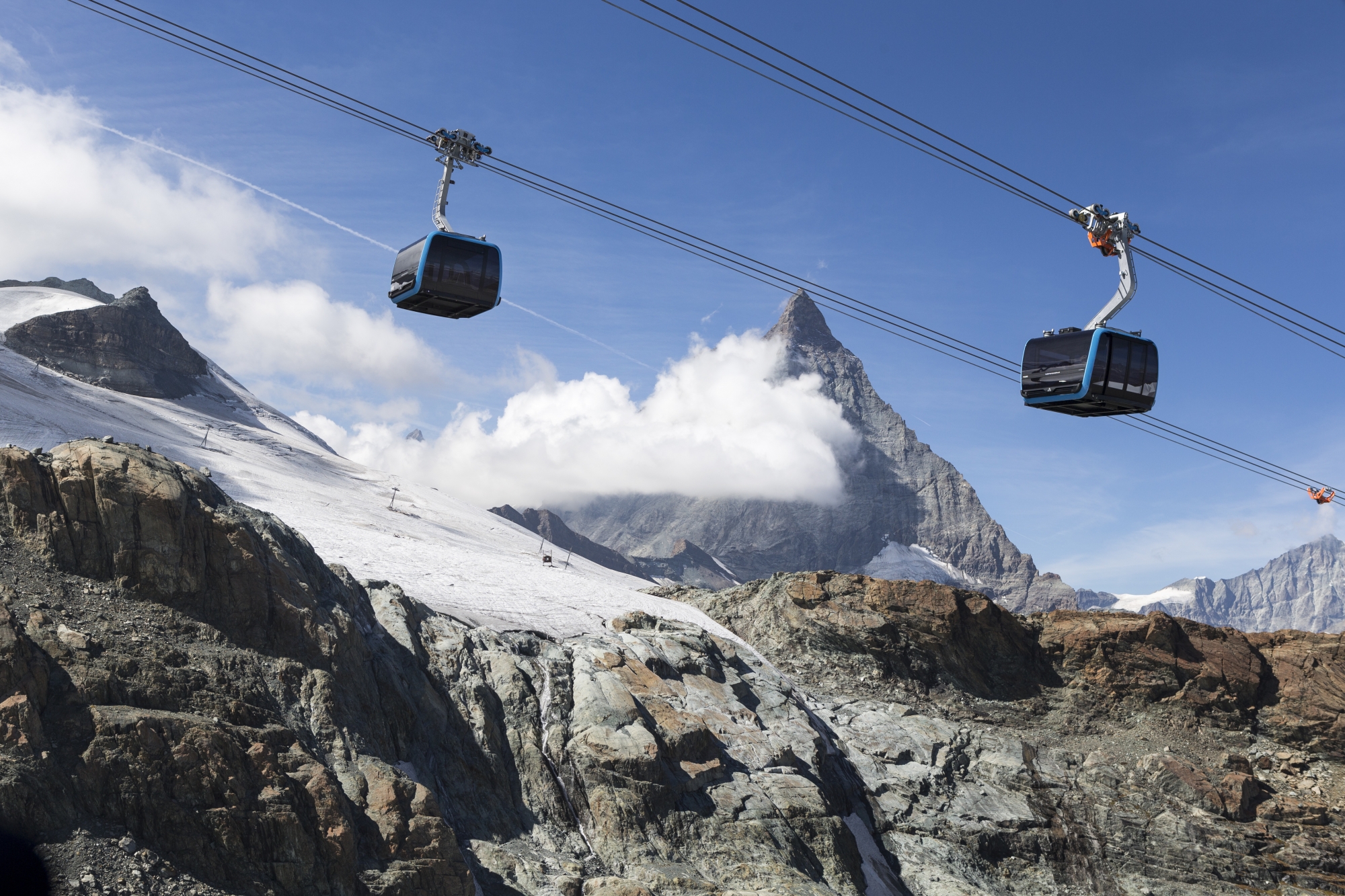 La nouvelle installation «Matterhorn glacier ride», composée de 25 cabines, permet de transporter  2000 personnes par heure. 