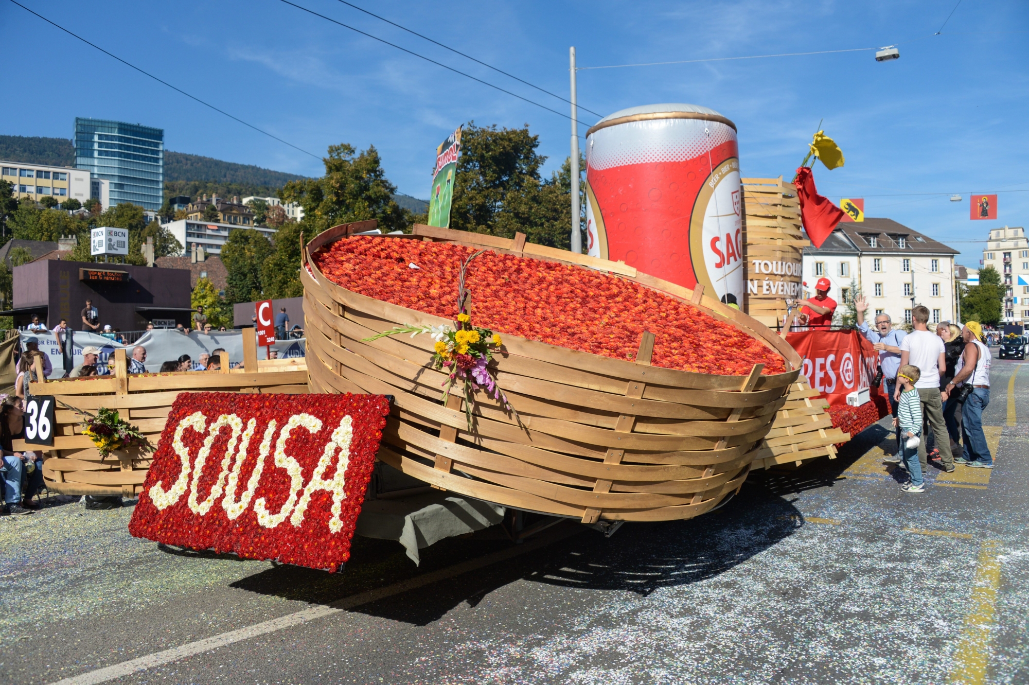 L'entreprise Sousa avait son char au corso fleuri de la Fête des vendanges de Neuchâtel, ici en 2014.