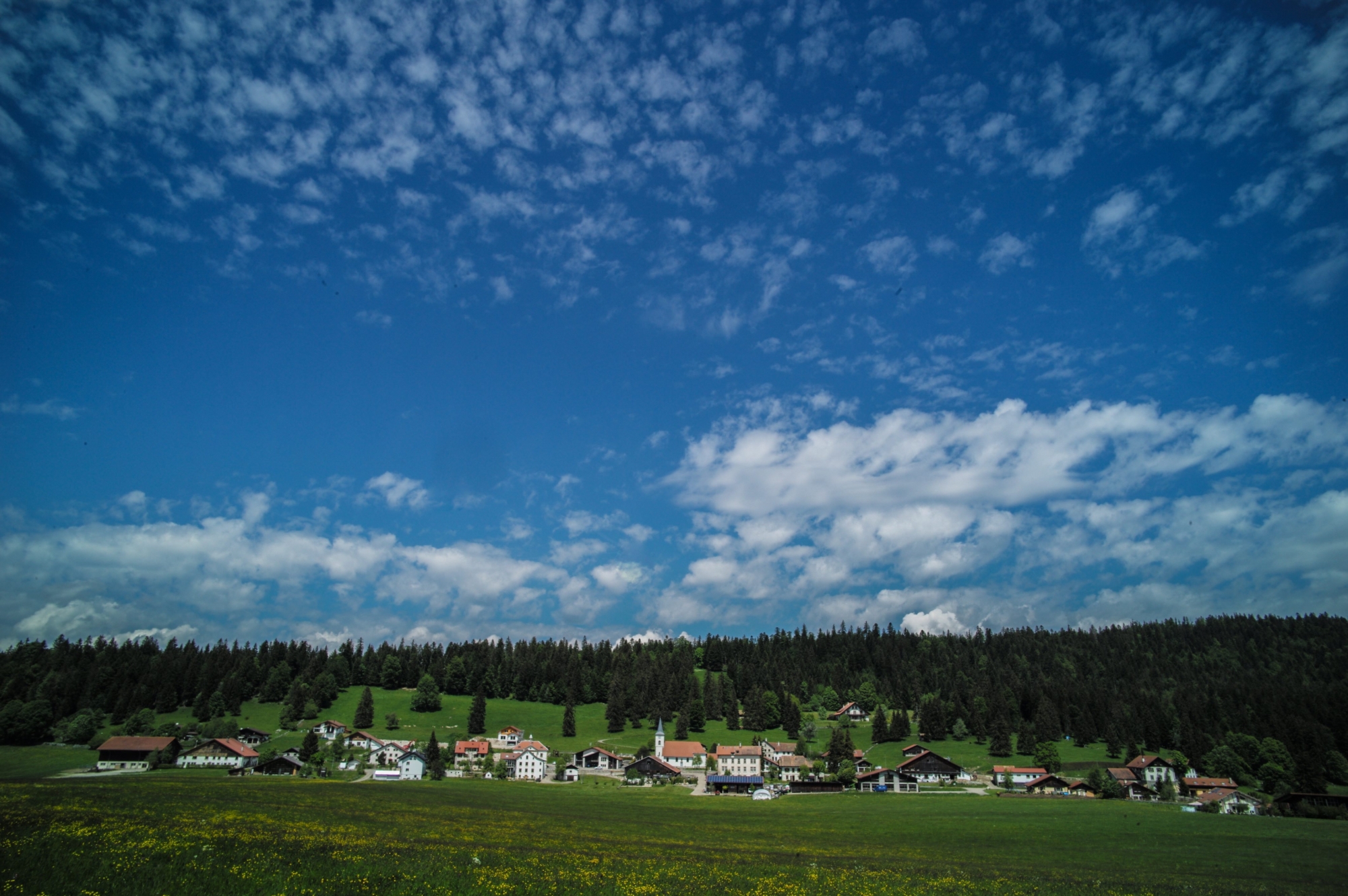 Malgré des nuages de report de charges, le Cerneux-Péquignot construit l’avenir dans sa vallée. 
