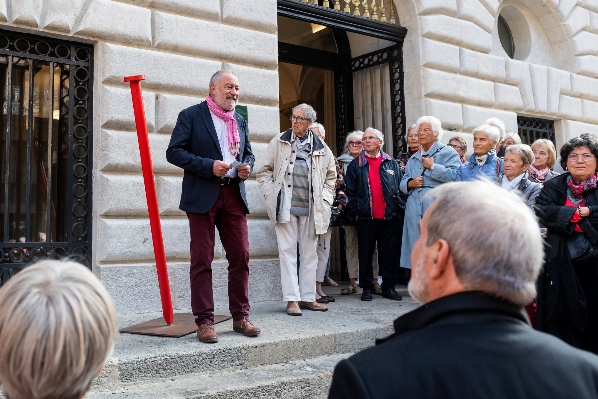 Denis Clerc a présenté le concept du clou rouge lors d'une petite cérémonie devant l'Hôtel de Ville à Neuchâtel.