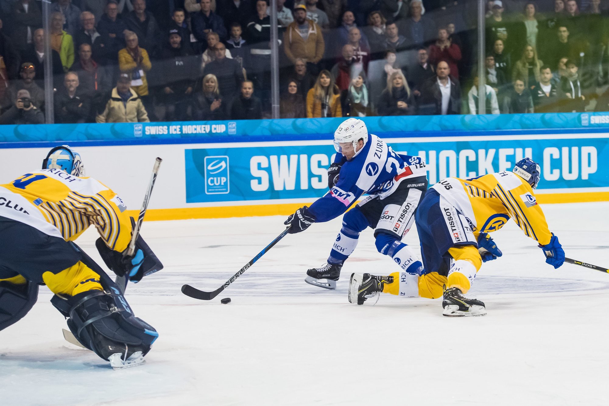 Daniel Carbis (en bleu) se défait du Davosien Sven Jung avant d'aller affronter le gardien Anders Lindbäck: sans succès.