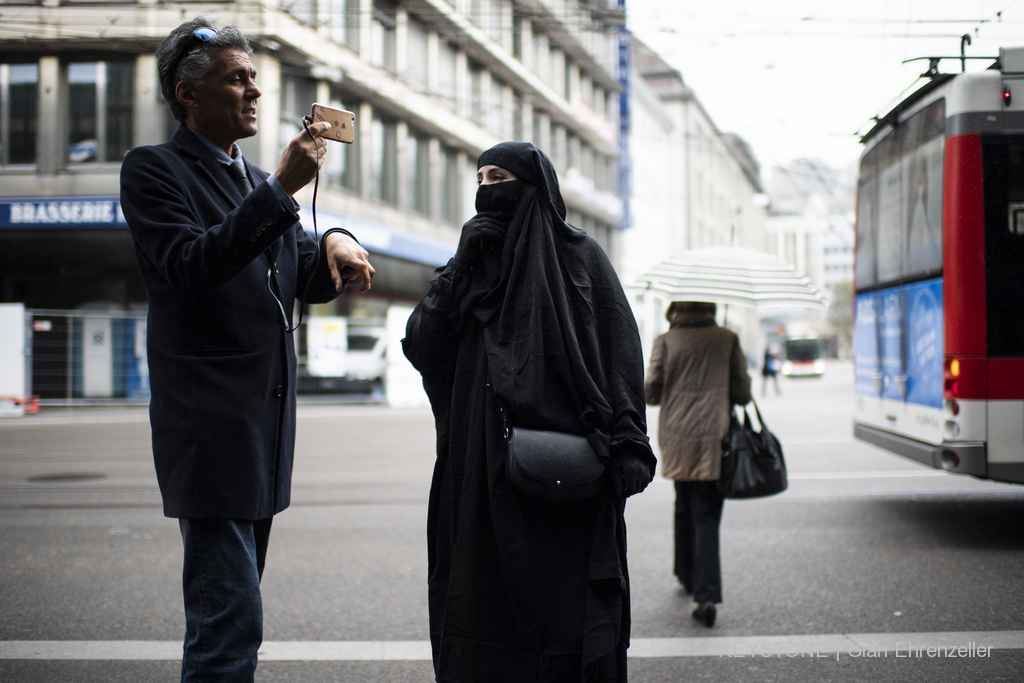 DRachid Nekkaz et Karima, qui porte un niqab, ont protesté mercredi, dans les rues de St-Gall, contre la nouvelle loi.