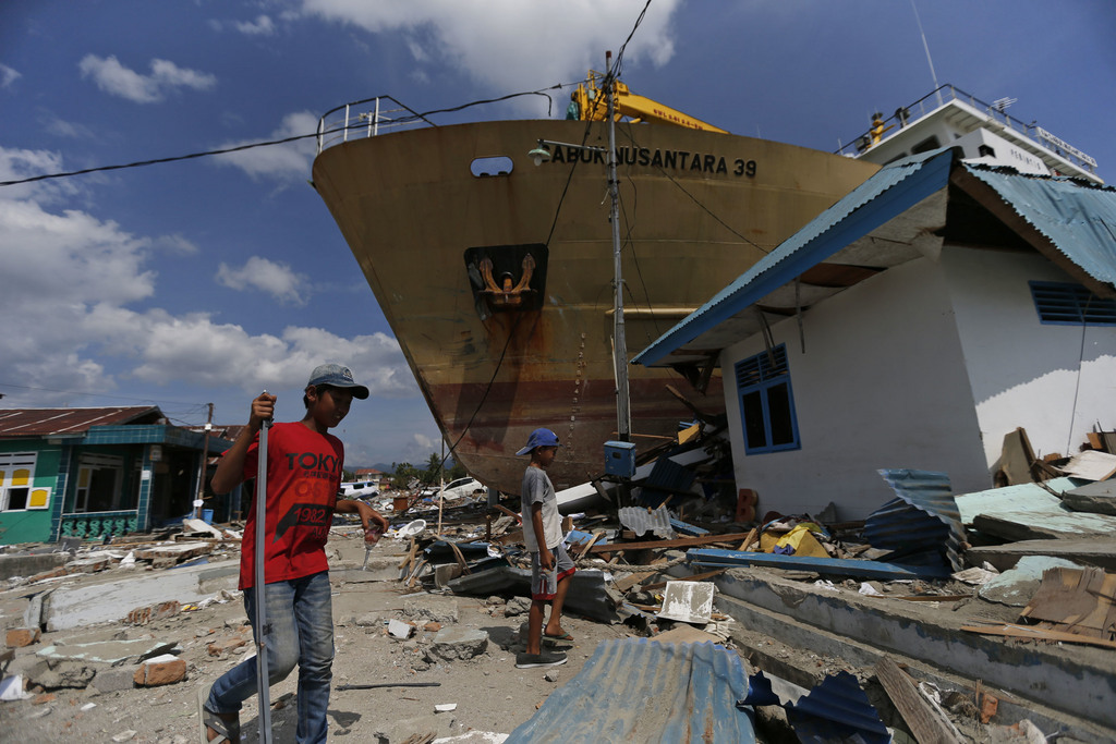 Une semaine après la catastrophe, de nombreuses routes sont encore fermées, les débris laissés par le tsunami sont partout et de nombreux habitants traumatisés préfèrent dormir dehors dans la crainte de nouvelles secousses.