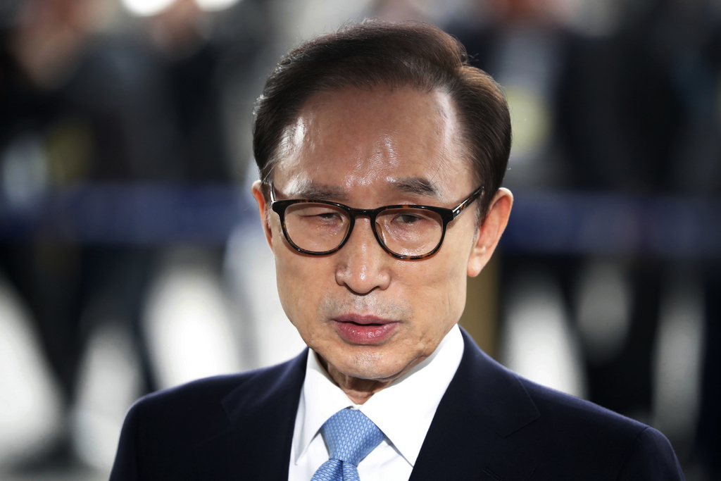 Président de 2008 à 2013, M. Lee, 76 ans, a été reconnu coupable, notamment, de corruption et détournements de fonds et écopé d'une amende de 13 milliards de won (10 millions d'euros).