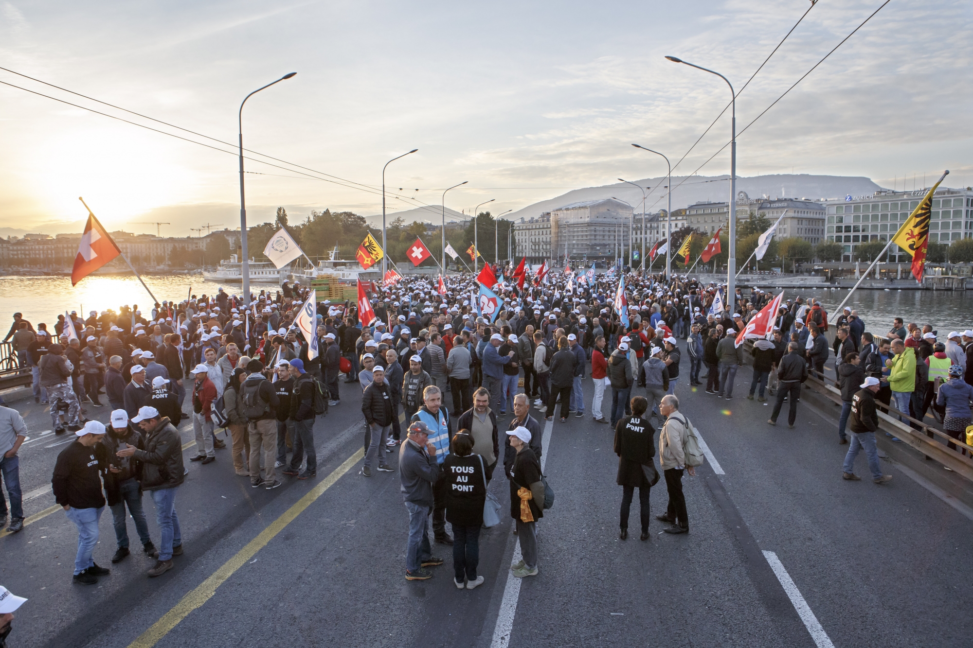 Un millier de personnes a bloqué le pont du Mont-Blanc à Genève, ce mardi 16 octobre.
