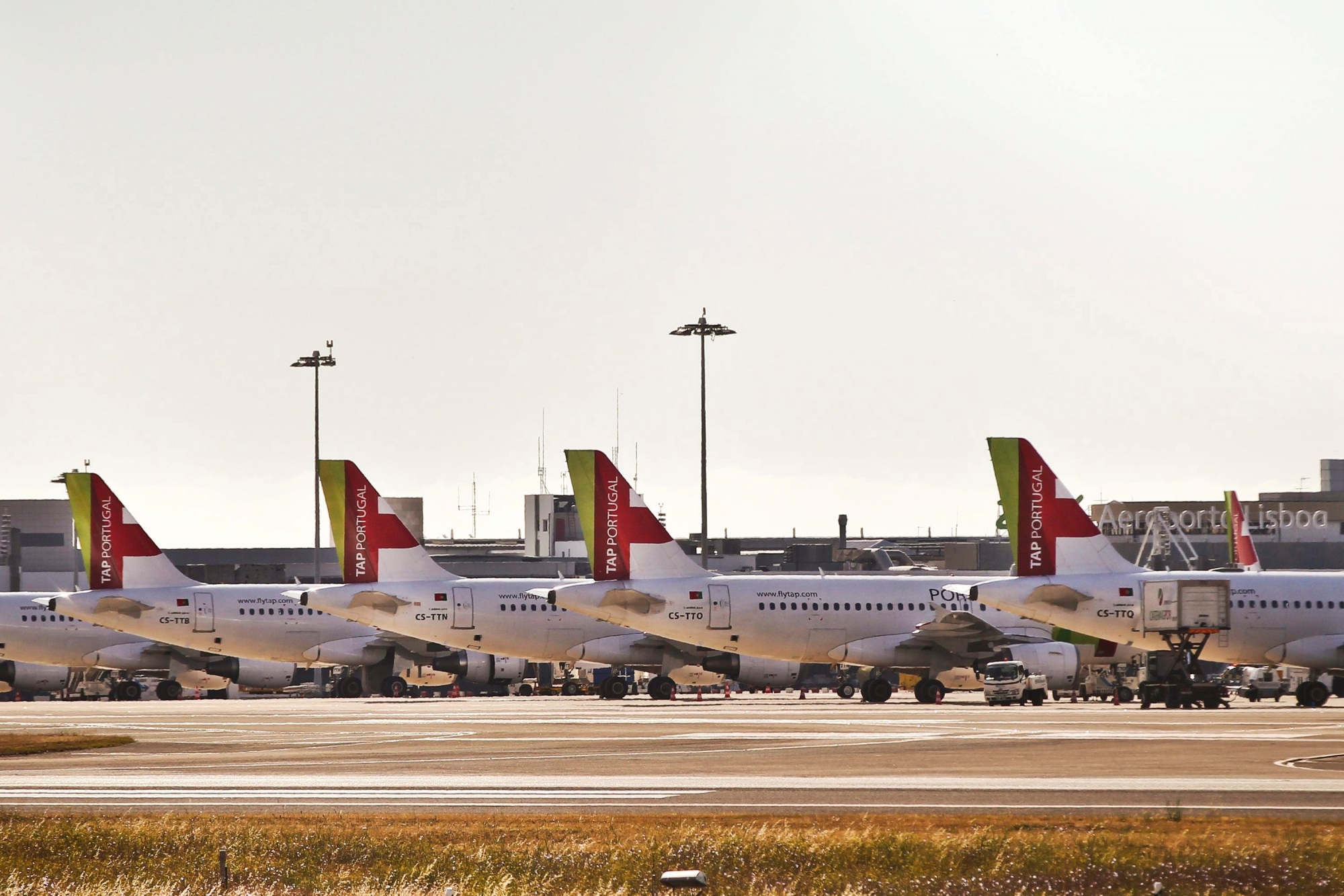 epa04346783 Airplanes of Portuguese carrier TAP sit on the apron of Lisbon Airport, in Lisbon, Portugal, 09 August 2014. TAP pilots called a 24-hour strike protesting against working conditions and demanding changes in the company's management.  EPA/MARIO CRUZ PORTUGAL TRANSPORT STRIKE TAP