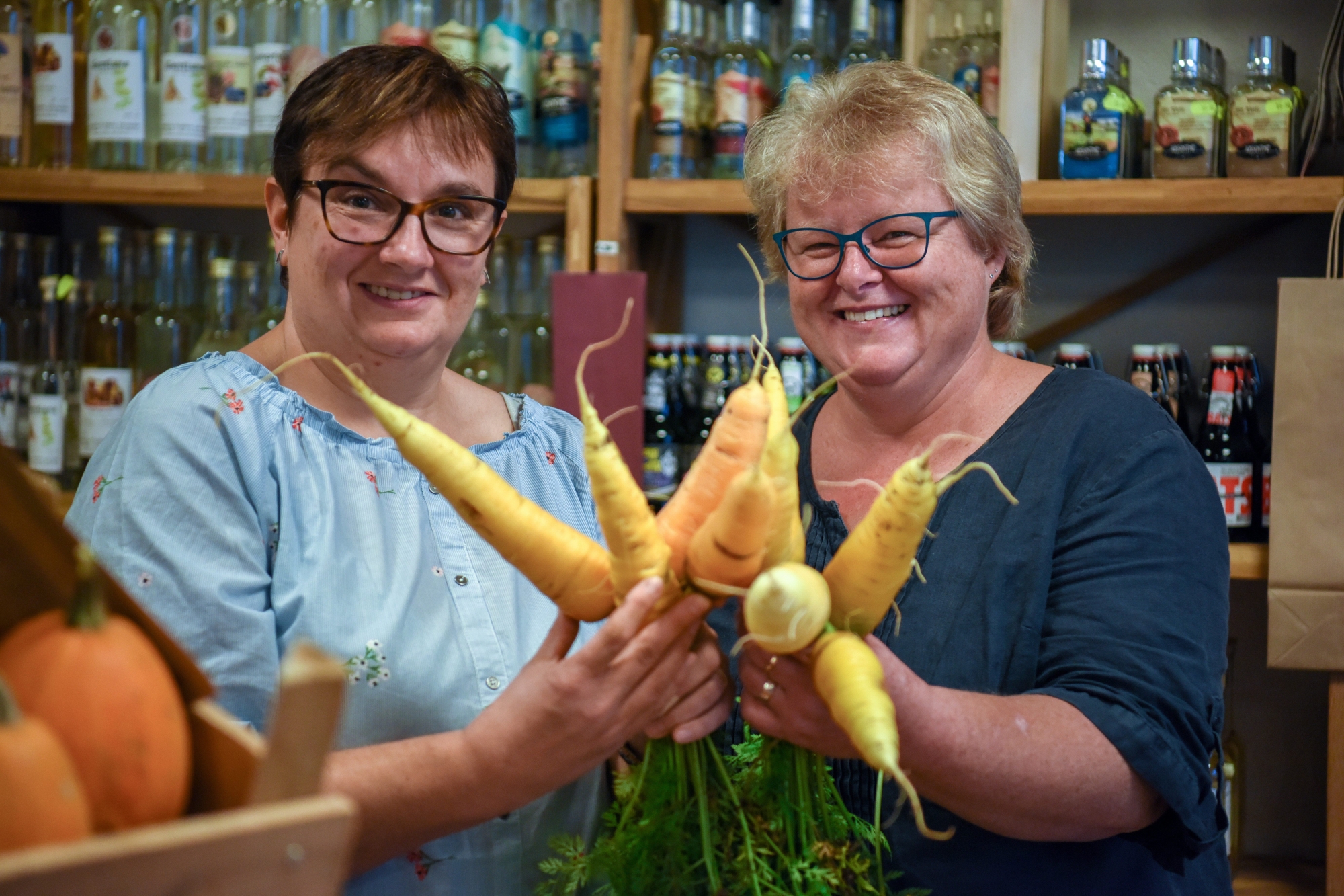 Esther Queloz (à gauche) et Priska Sprunger, présidente du Marché des paysannes, présentent le fruit de leur travail.