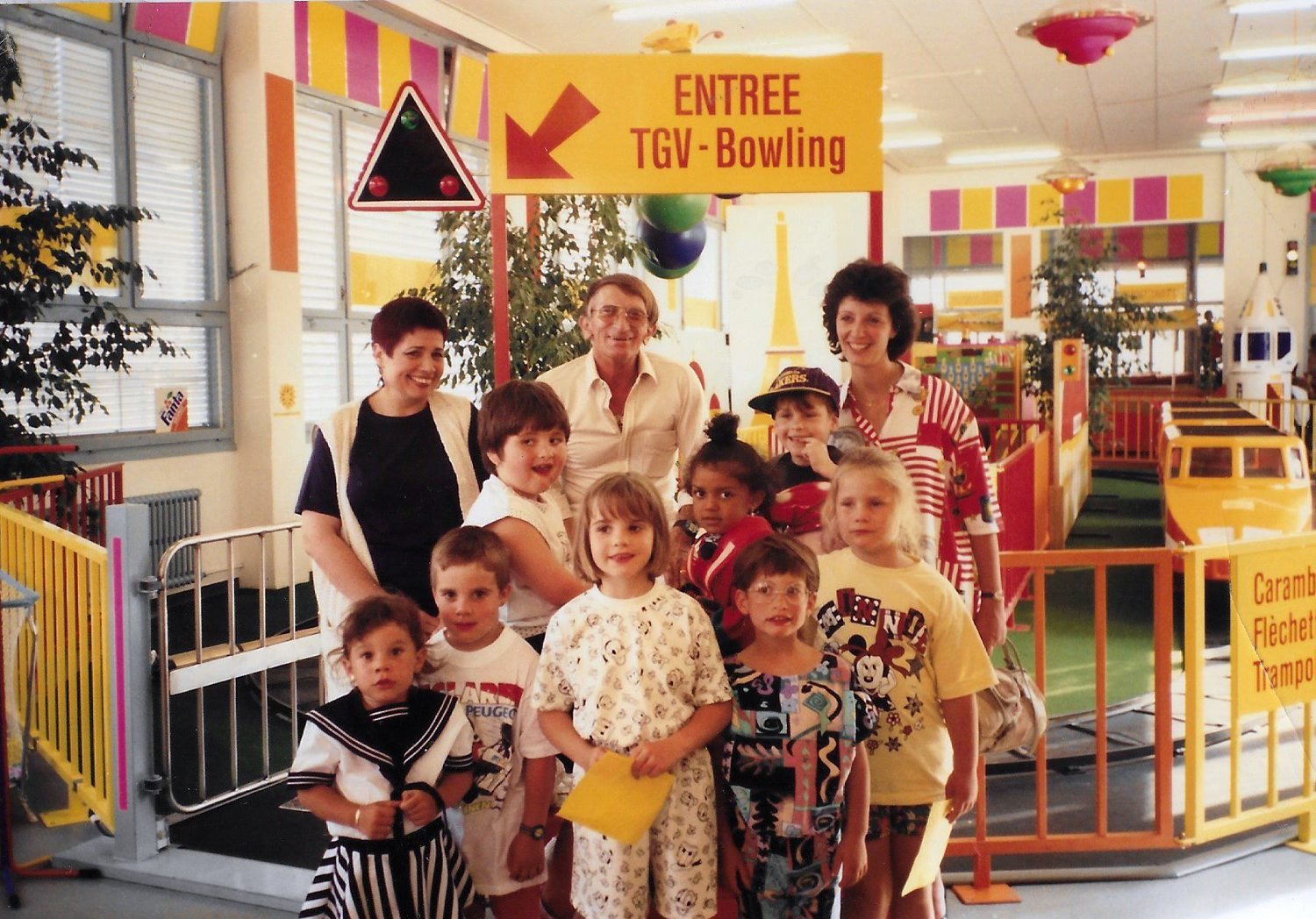 Maurice Schiess, et son épouse Claire-Lise, à gauche, entouré par les gamins dans son Luna Park.