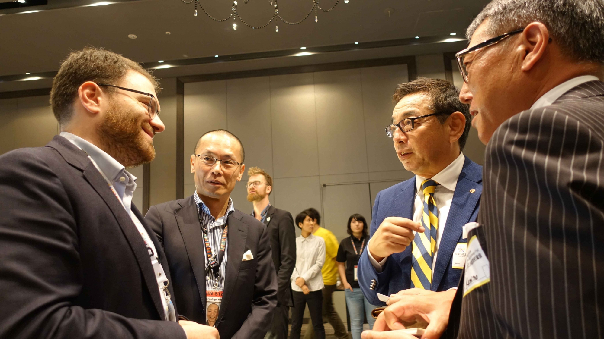 2)	La conférence a permis à la délégation neuchâteloise de présenter les compétences en microtechnique de la région à des entrepreneurs japonais.