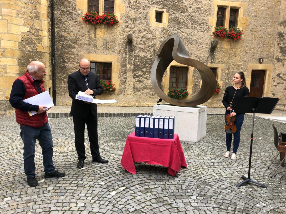 La remise de la pétition s'est déroulée en musique ce mardi au Château.