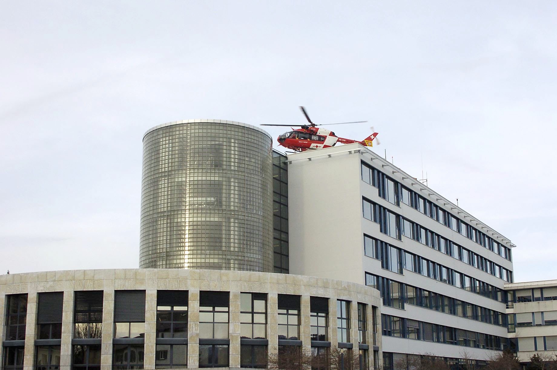 L'hélicoptère de la Rega a dû se poser à l'hôpital de La Chaux-de-Fonds plutôt qu'en pleine ville.